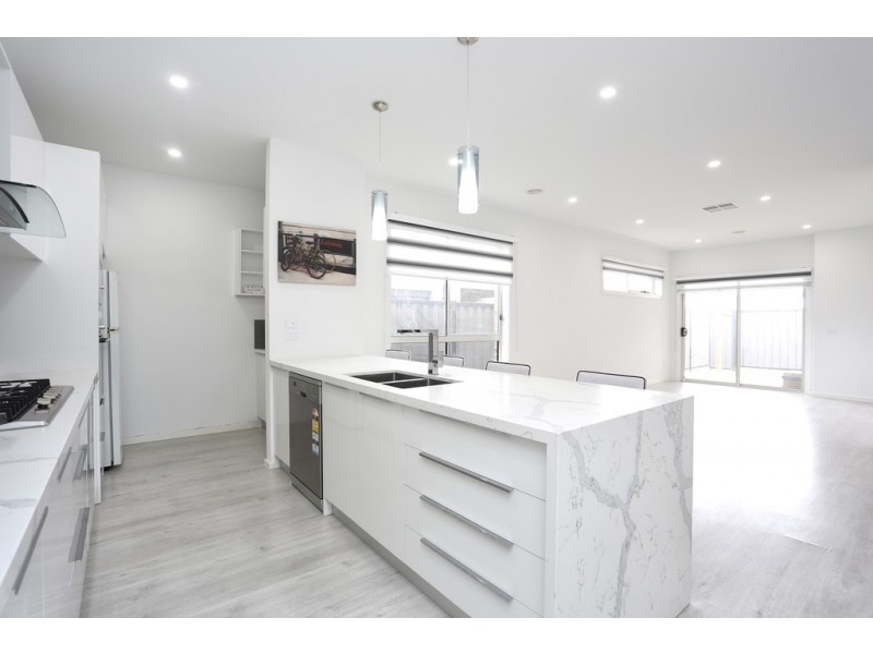 27 Loudon Circuit, Craigieburn VIC 3064