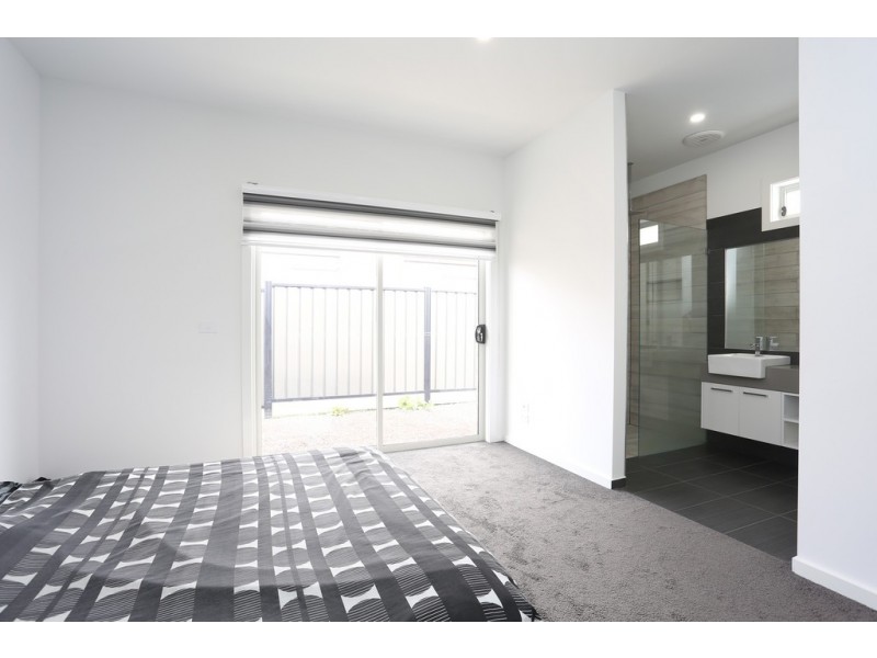 27 Loudon Circuit, Craigieburn VIC 3064