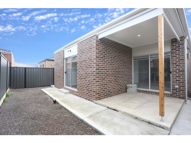 27 Loudon Circuit, Craigieburn VIC 3064