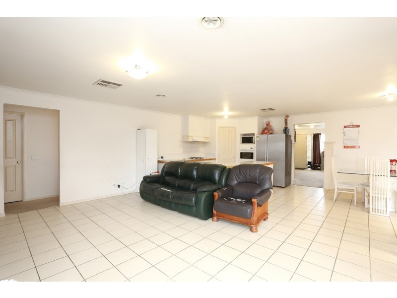 6 Pegasus Court, Roxburgh Park VIC 3064