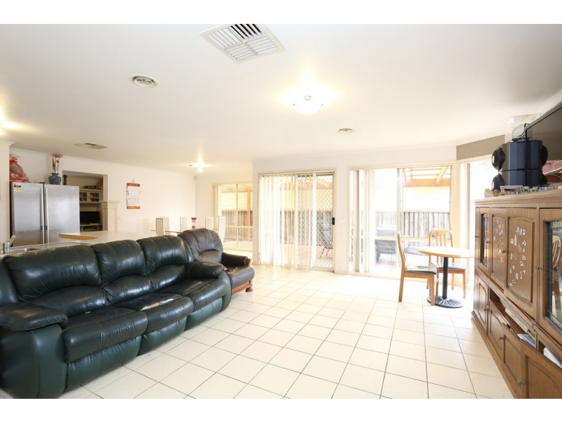 6 Pegasus Court, Roxburgh Park VIC 3064