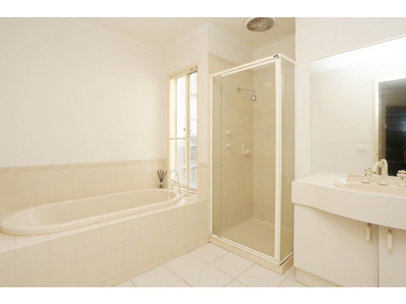 6 Pegasus Court, Roxburgh Park VIC 3064