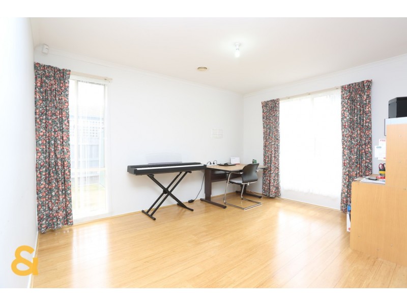 8 Caulfield Crescent, Roxburgh Park VIC 3064