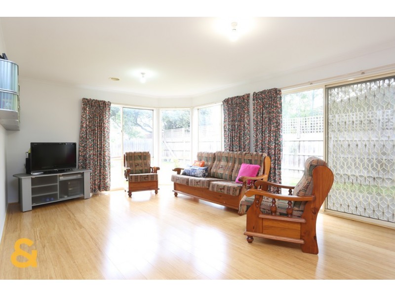8 Caulfield Crescent, Roxburgh Park VIC 3064