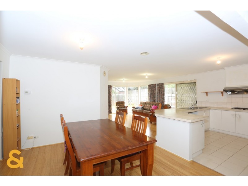 8 Caulfield Crescent, Roxburgh Park VIC 3064