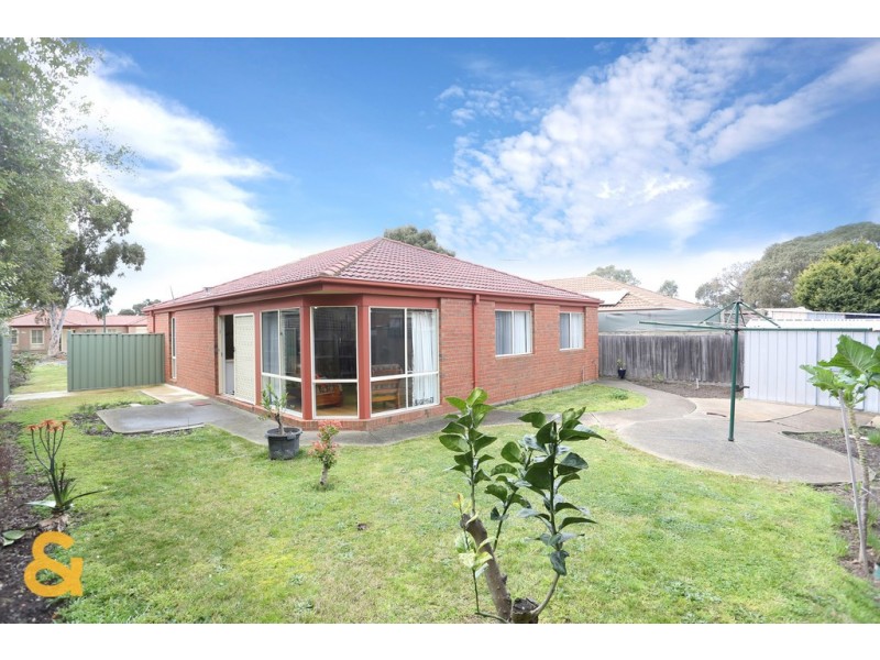 8 Caulfield Crescent, Roxburgh Park VIC 3064