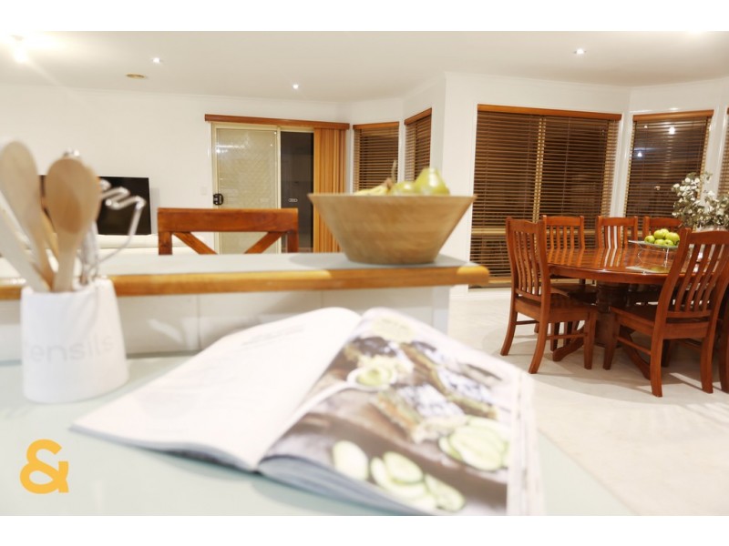 8 Bonney Place, Roxburgh Park VIC 3064