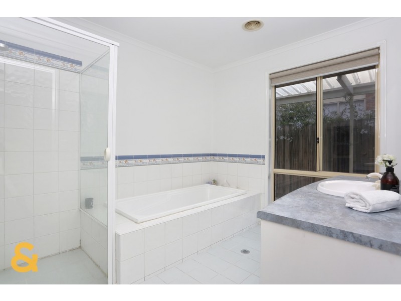 8 Bonney Place, Roxburgh Park VIC 3064