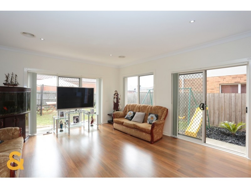 15 Donvale Avenue, Roxburgh Park VIC 3064