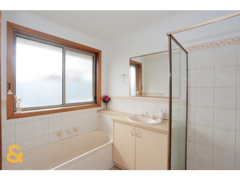 31 Aquila Grove, Roxburgh Park VIC 3064