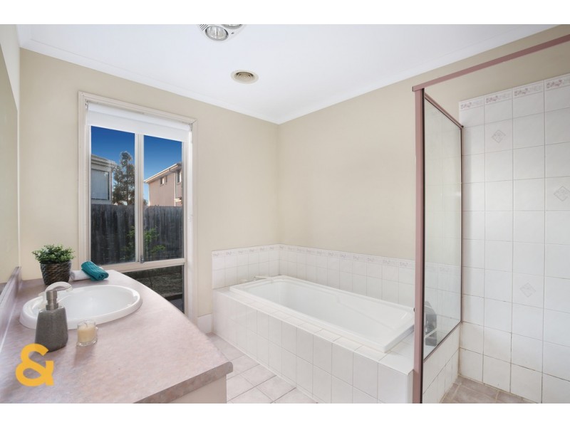 19 Hunter Avenue, Roxburgh Park VIC 3064