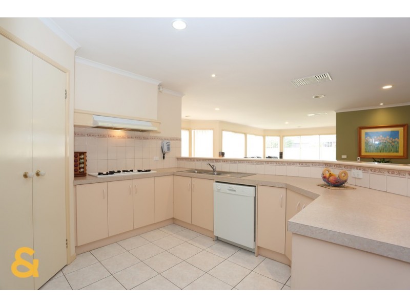 6 Spence Avenue, Roxburgh Park VIC 3064