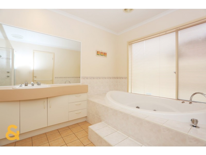 6 Spence Avenue, Roxburgh Park VIC 3064