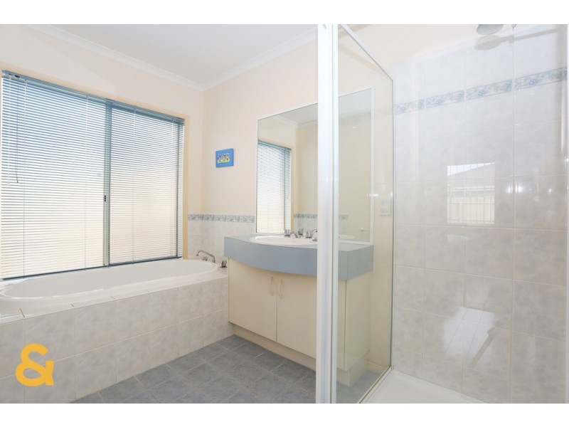 6 Spence Avenue, Roxburgh Park VIC 3064