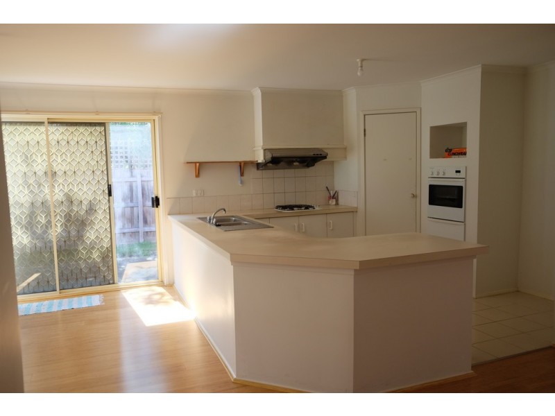 8 Caulfield Crescent, Roxburgh Park VIC 3064