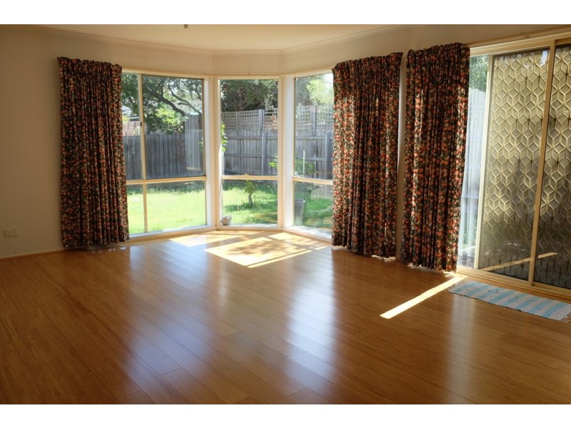 8 Caulfield Crescent, Roxburgh Park VIC 3064