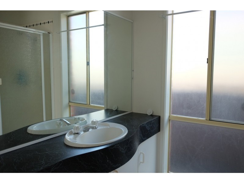 8 Caulfield Crescent, Roxburgh Park VIC 3064