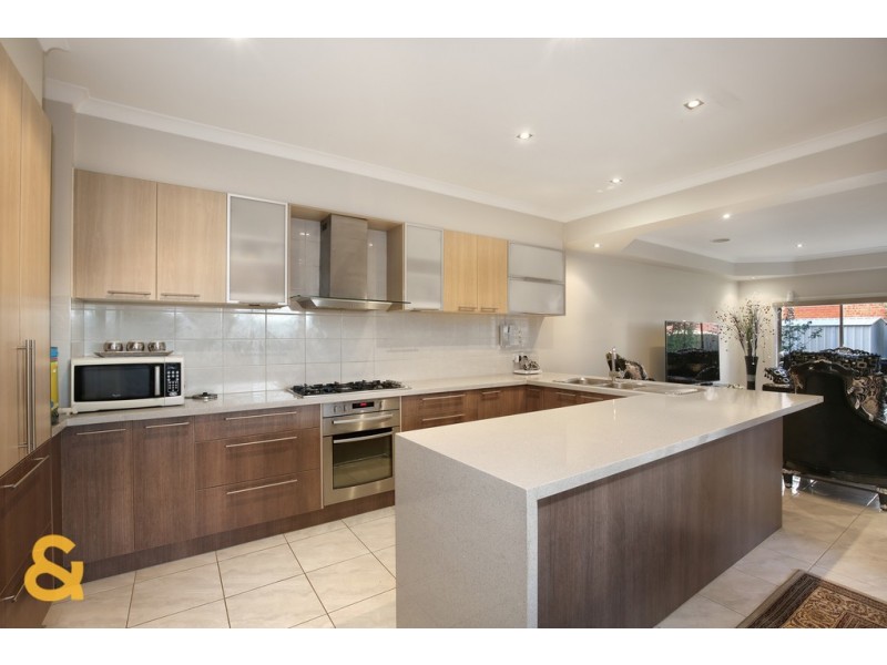 8 Sandover Drive, Roxburgh Park VIC 3064