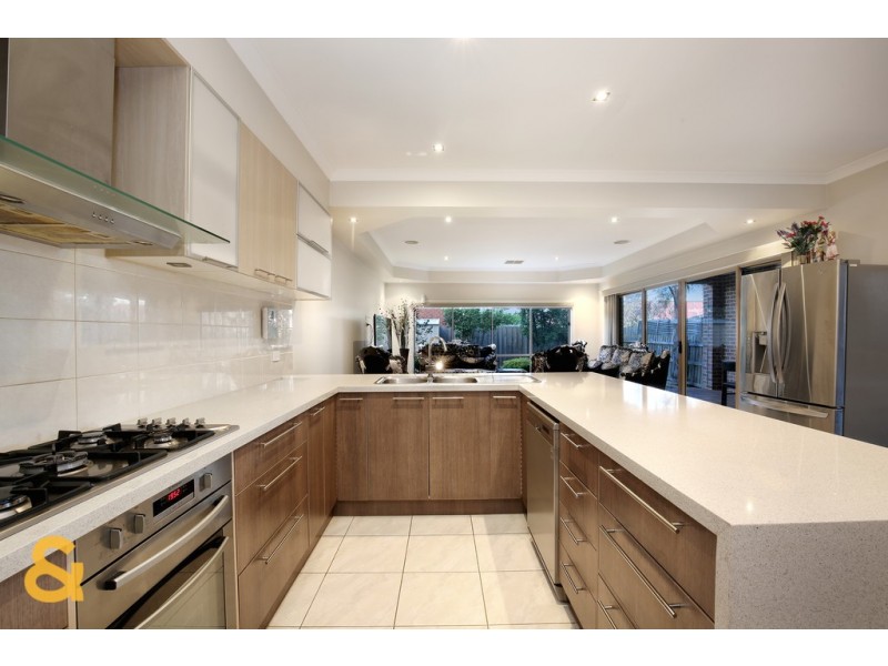 8 Sandover Drive, Roxburgh Park VIC 3064