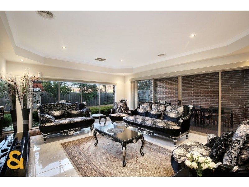 8 Sandover Drive, Roxburgh Park VIC 3064
