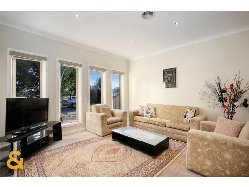 8 Sandover Drive, Roxburgh Park VIC 3064