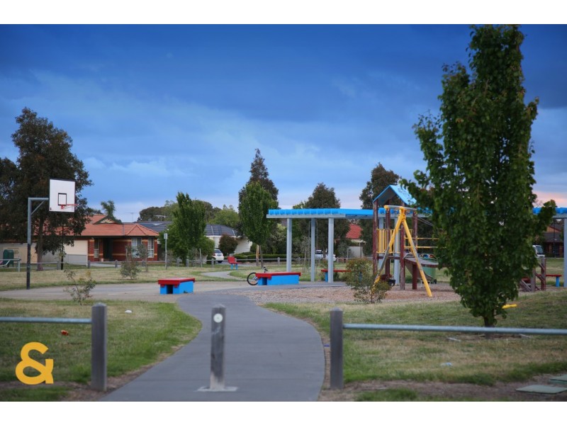 8 Sandover Drive, Roxburgh Park VIC 3064