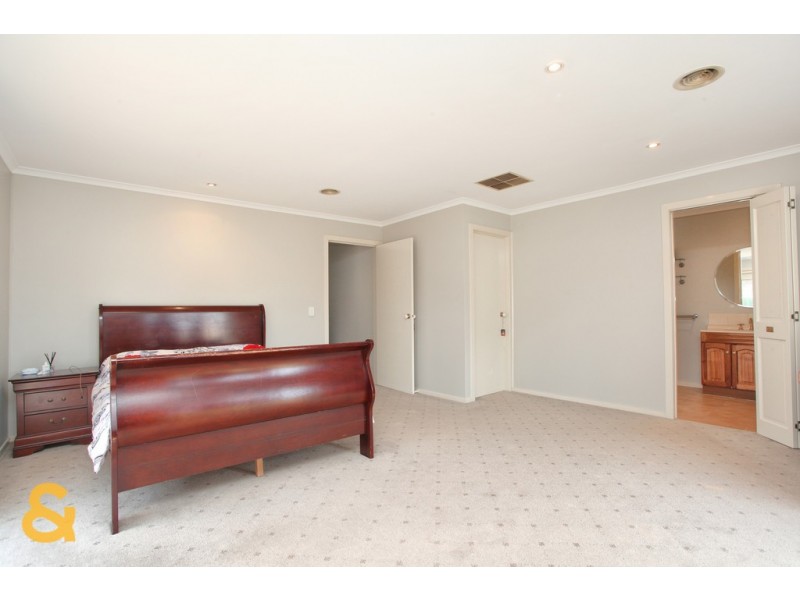 4 Molineux Way, Roxburgh Park VIC 3064