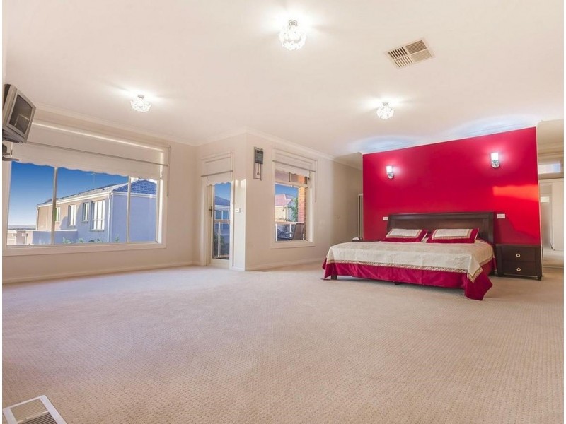 27 Douglas Mawson Drive, Roxburgh Park VIC 3064