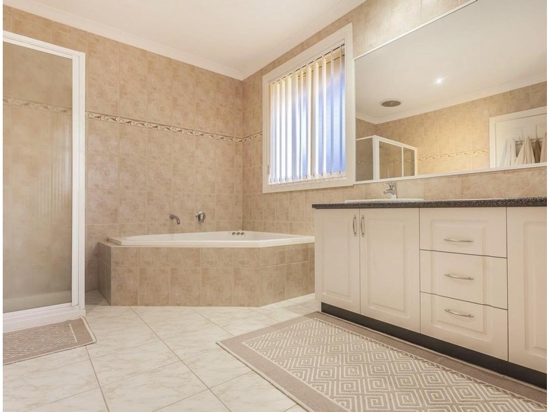 27 Douglas Mawson Drive, Roxburgh Park VIC 3064