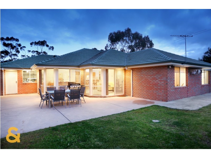 8 Bonney Place, Roxburgh Park VIC 3064
