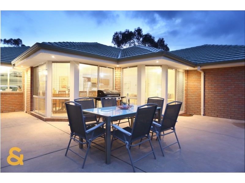 8 Bonney Place, Roxburgh Park VIC 3064