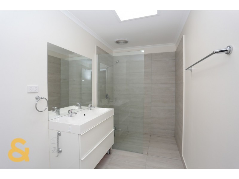 5 Parkinson Way, Roxburgh Park VIC 3064