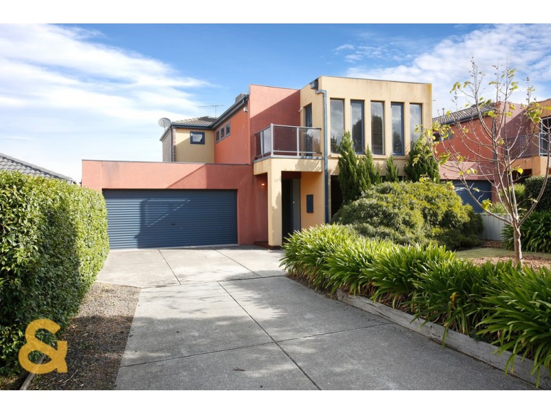 17 Colchester Circuit, Roxburgh Park VIC 3064