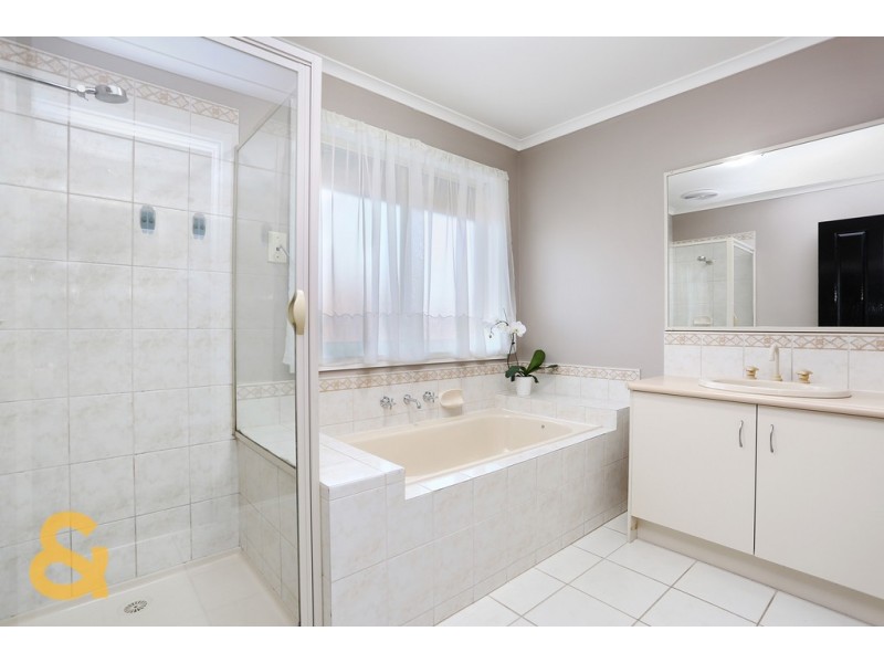 1 Almands Avenue, Roxburgh Park VIC 3064