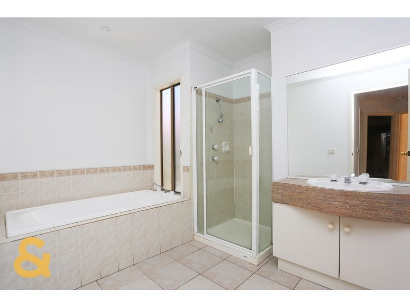 18 Sheridan Way, Roxburgh Park VIC 3064