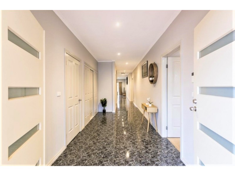 18 Watersedge Way, Roxburgh Park VIC 3064