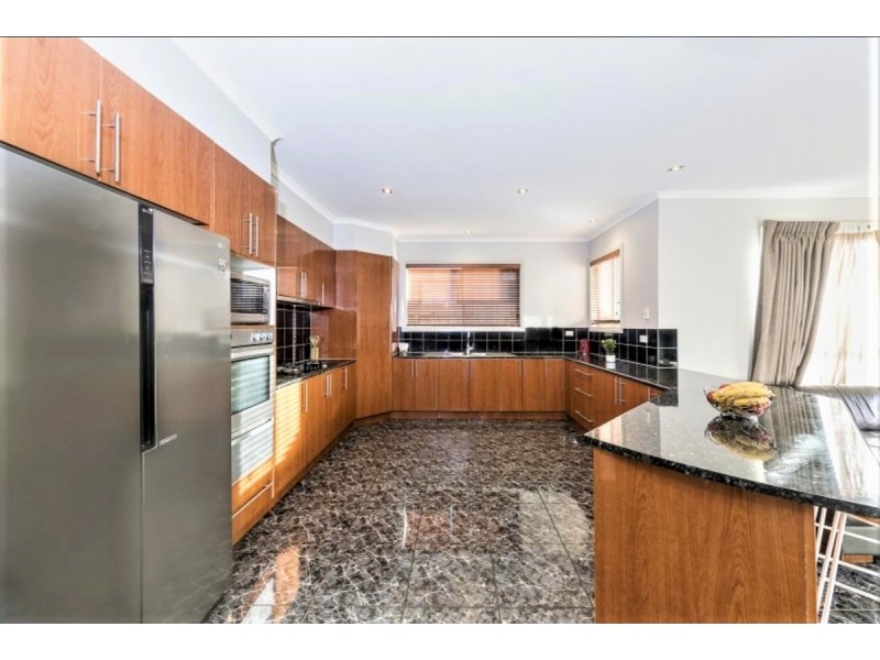 18 Watersedge Way, Roxburgh Park VIC 3064