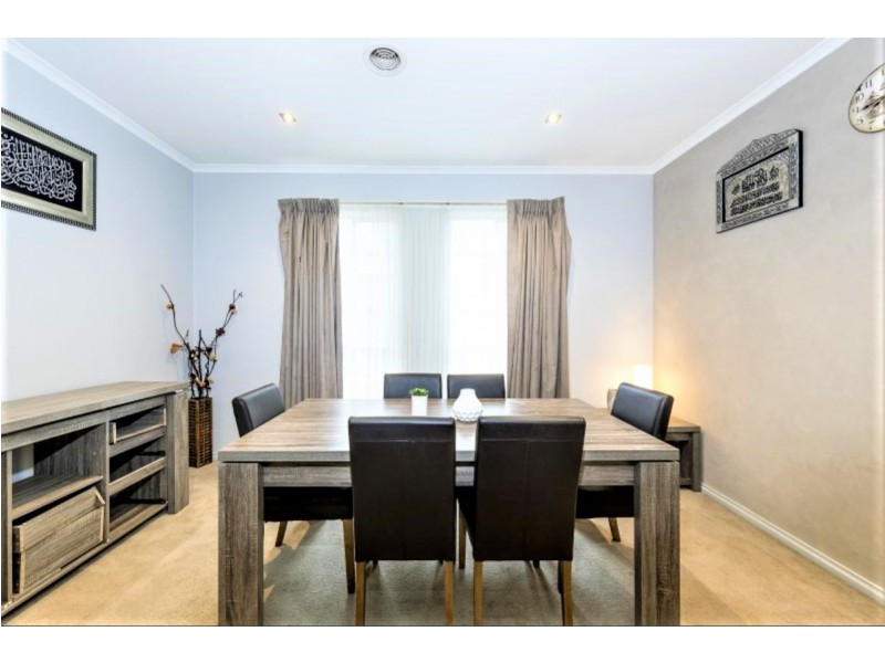 18 Watersedge Way, Roxburgh Park VIC 3064