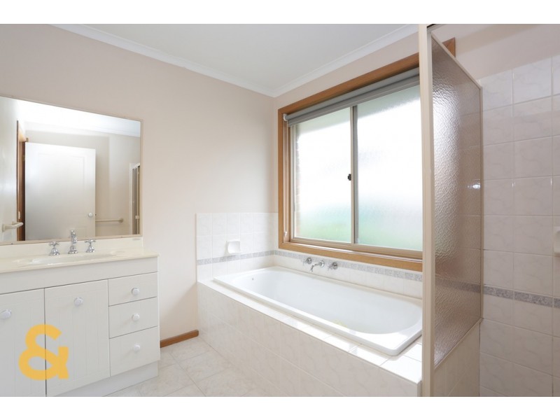 17 Weir Court, Roxburgh Park VIC 3064