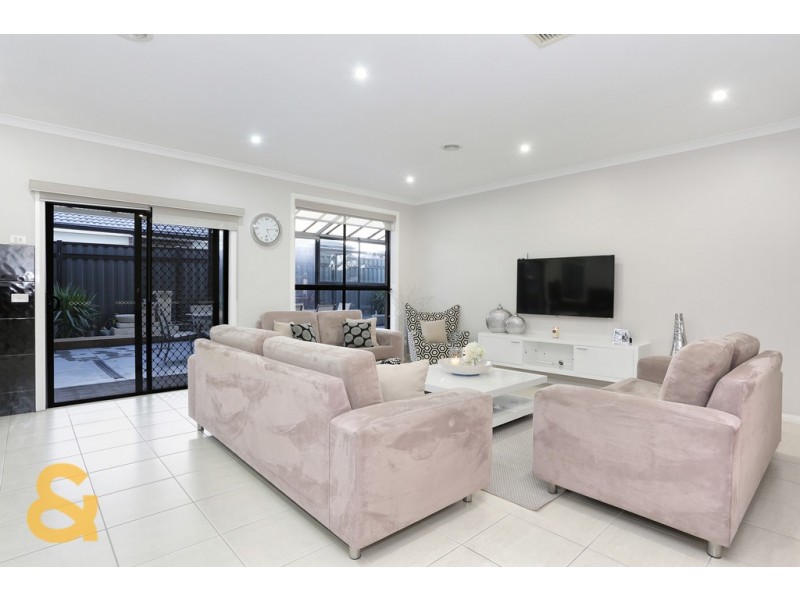 15 Coronet Avenue, Roxburgh Park VIC 3064