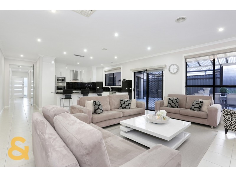 15 Coronet Avenue, Roxburgh Park VIC 3064