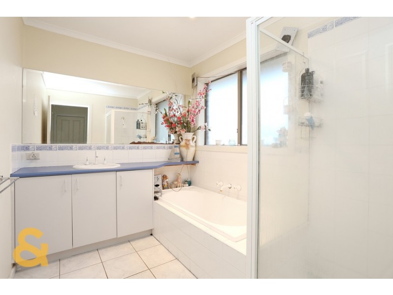 5 Mckenzie Crescent, Roxburgh Park VIC 3064