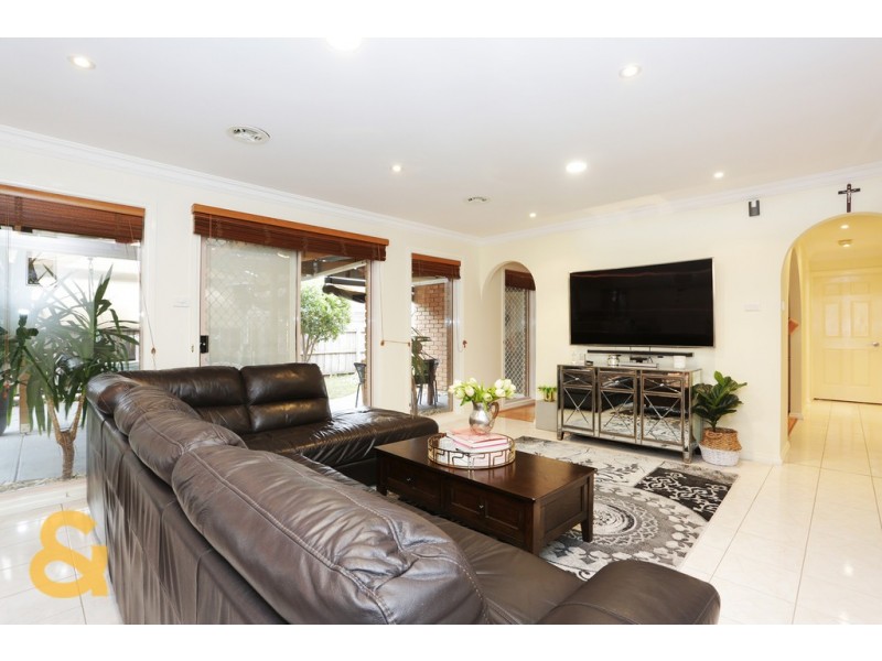 10 Reading Close, Roxburgh Park VIC 3064