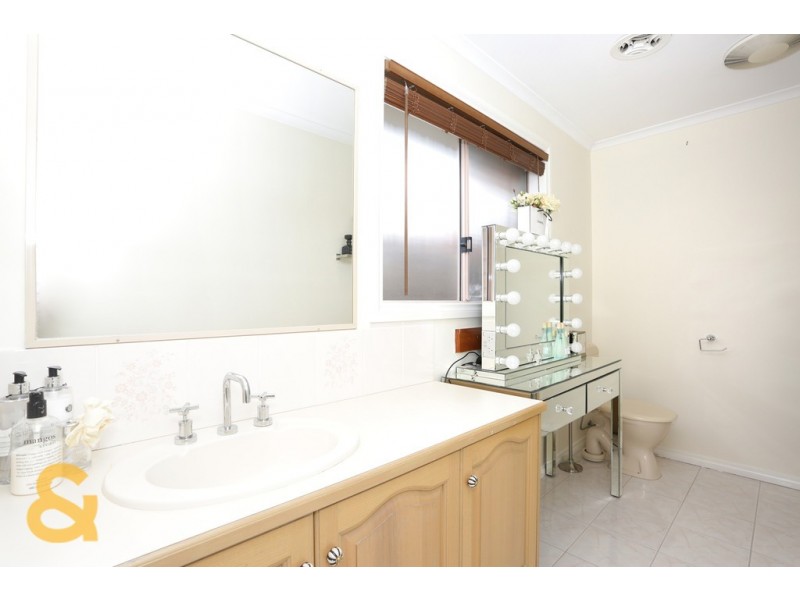 10 Reading Close, Roxburgh Park VIC 3064