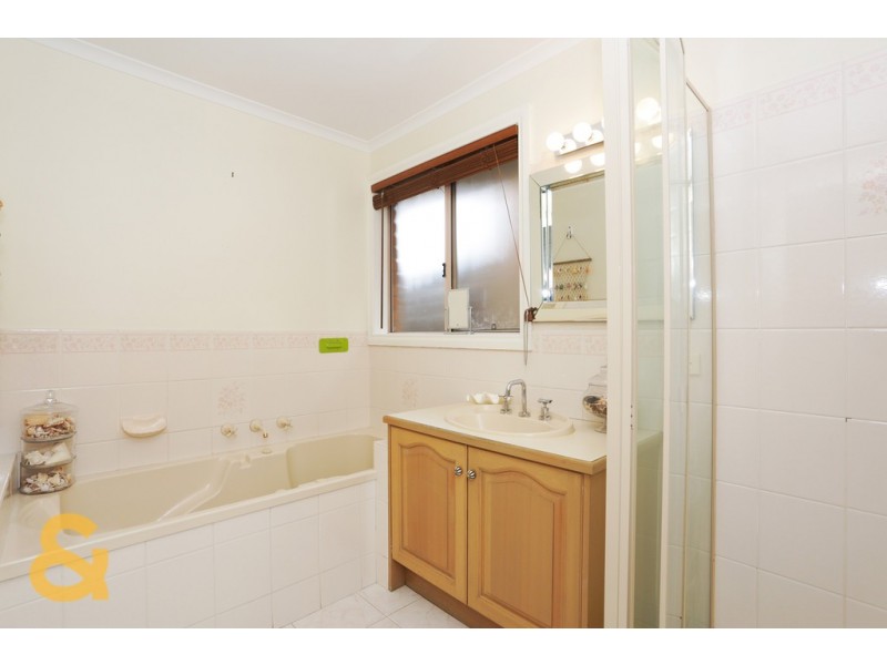 10 Reading Close, Roxburgh Park VIC 3064