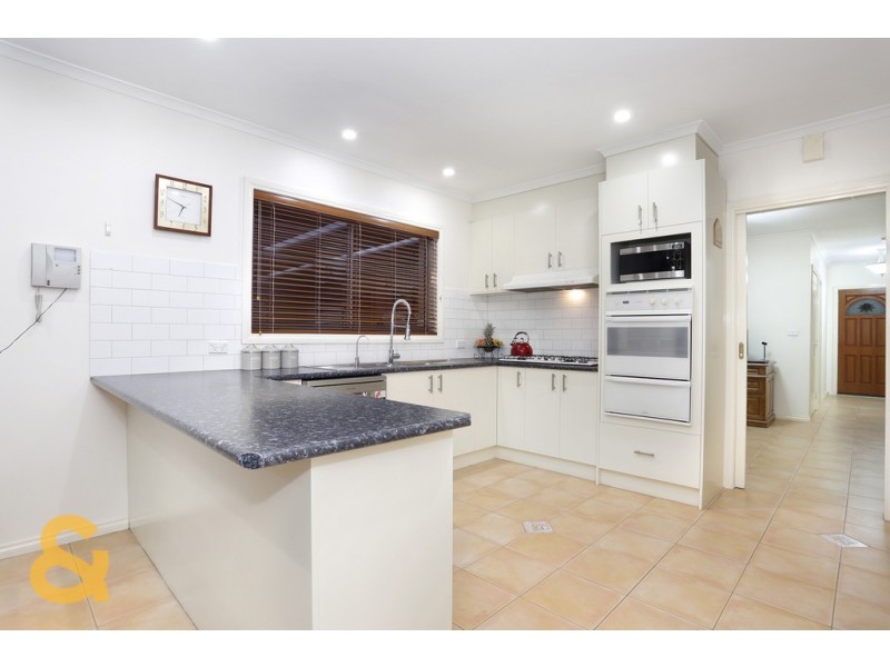 13 Saunders Court, Roxburgh Park VIC 3064