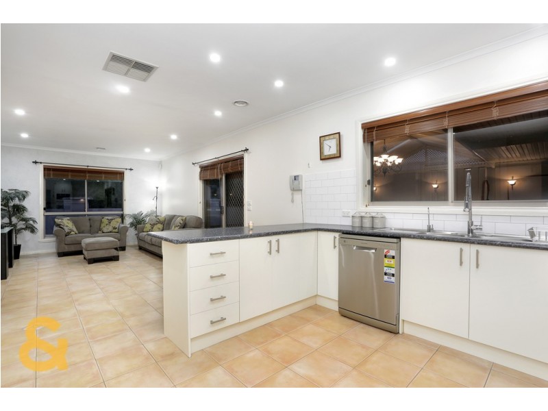 13 Saunders Court, Roxburgh Park VIC 3064