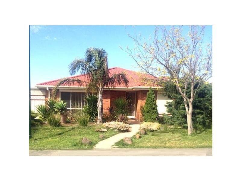 17 Phoenix Court, Roxburgh Park VIC 3064