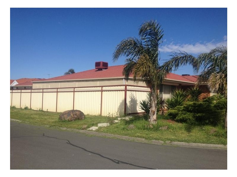 17 Phoenix Court, Roxburgh Park VIC 3064