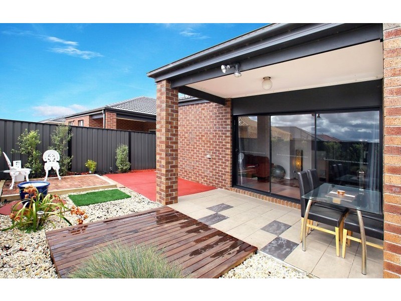 48 Bluebird Way, Roxburgh Park VIC 3064